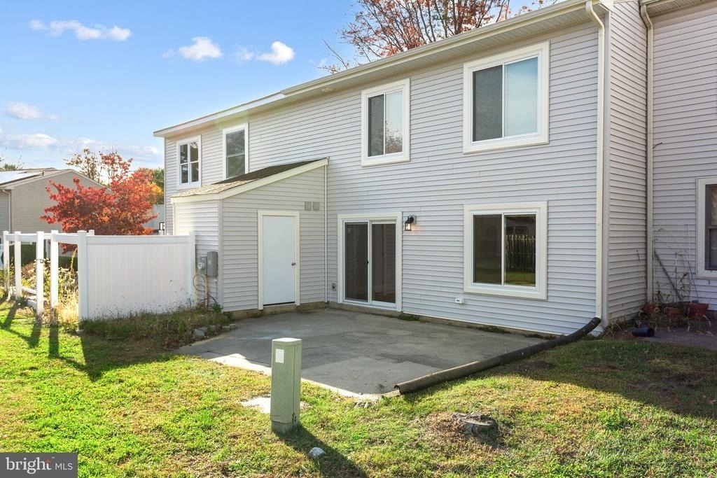 352 Hawthorne Street - Photo 2