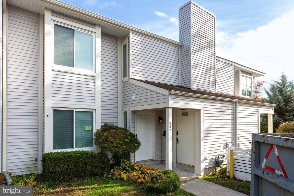 352 Hawthorne Street - Photo 0