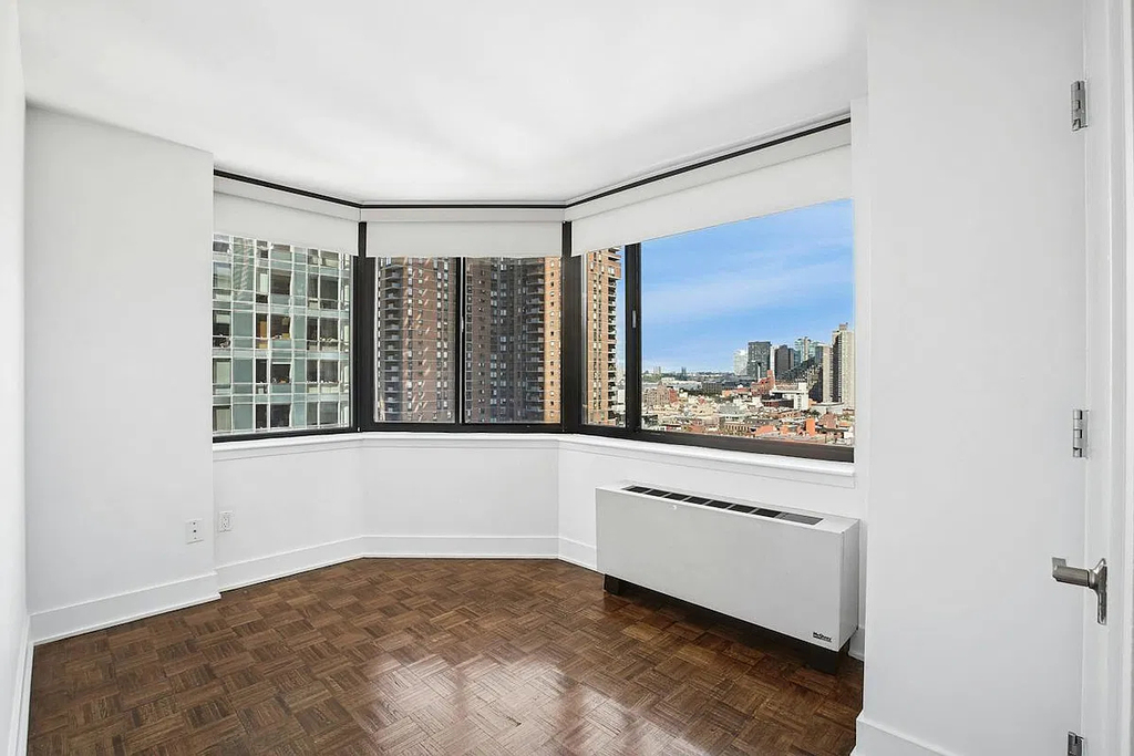 West 42nd Street - Photo 2