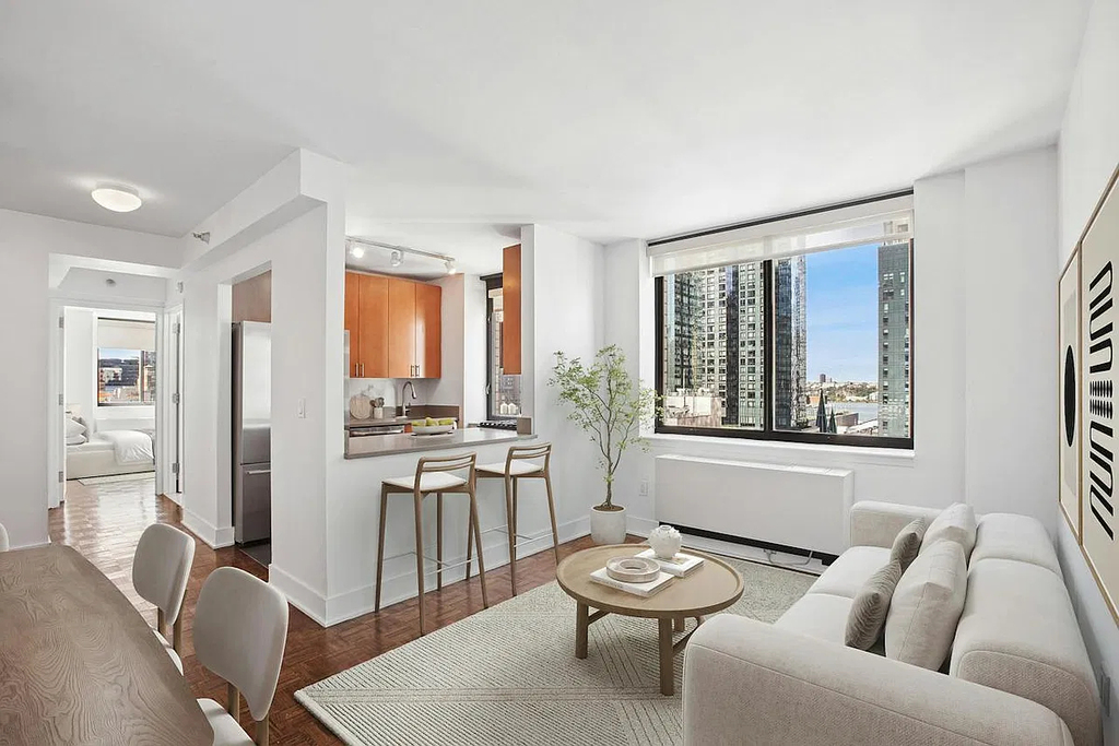 West 42nd Street - Photo 0