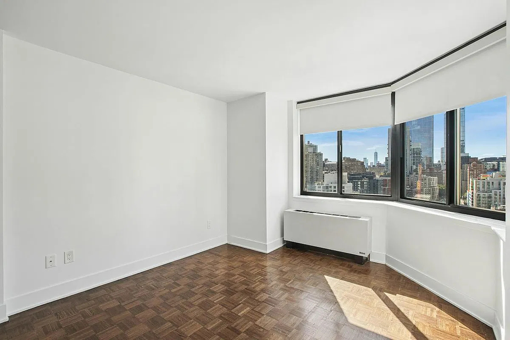 West 42nd Street - Photo 4