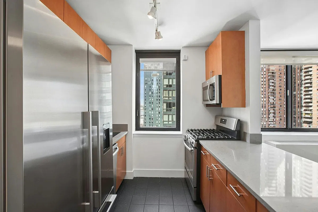 West 42nd Street - Photo 5