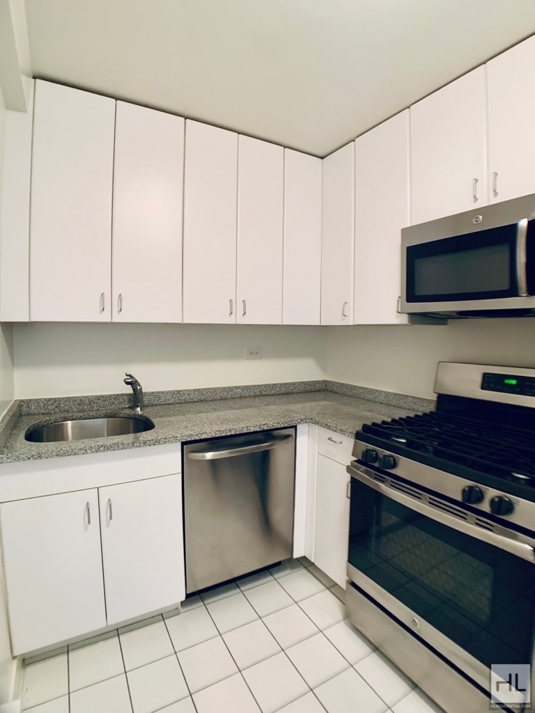 East 49 Street - Photo 2