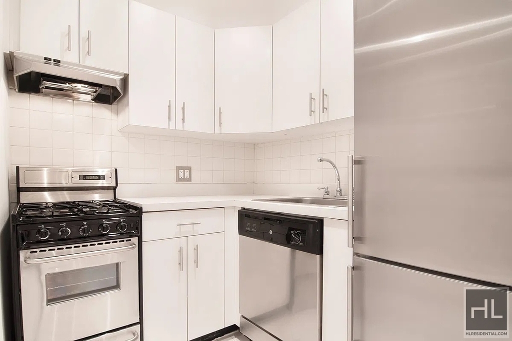 West 58 Street - Photo 2