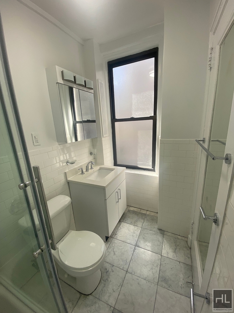 East 46 Street - Photo 2