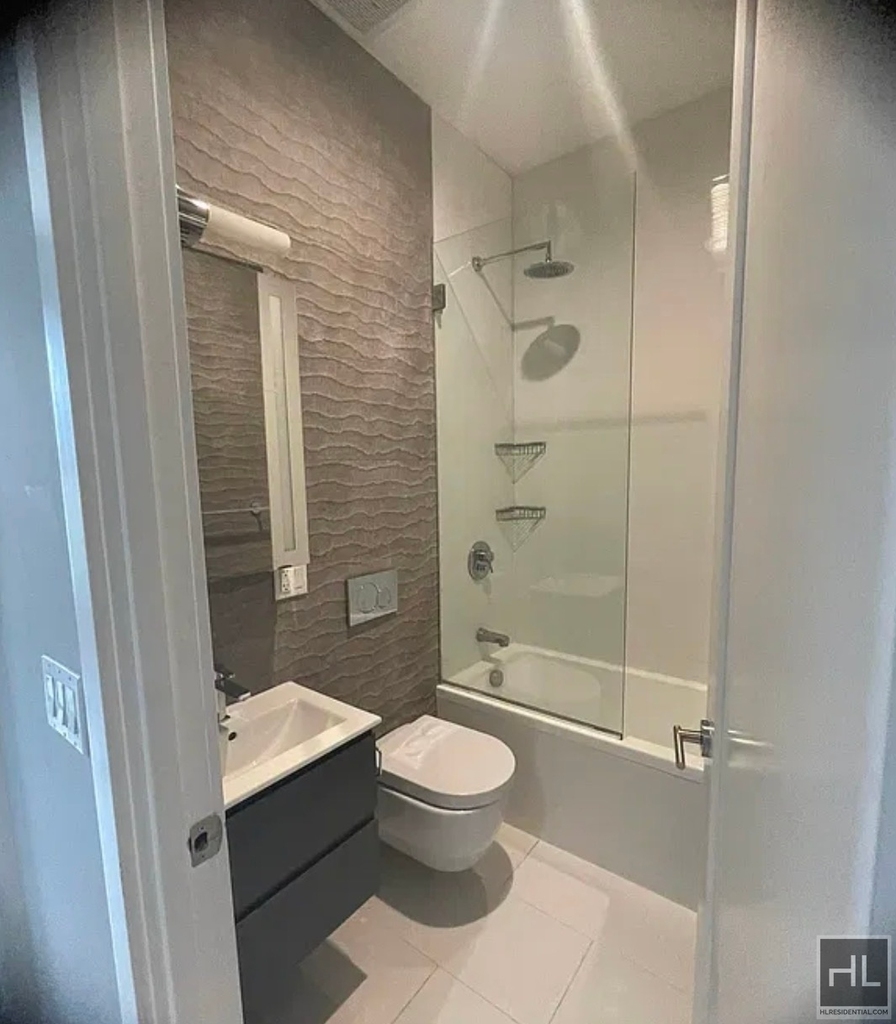 West 52 Street - Photo 9