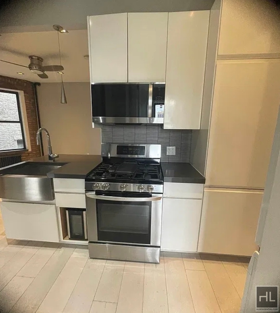 West 52 Street - Photo 7