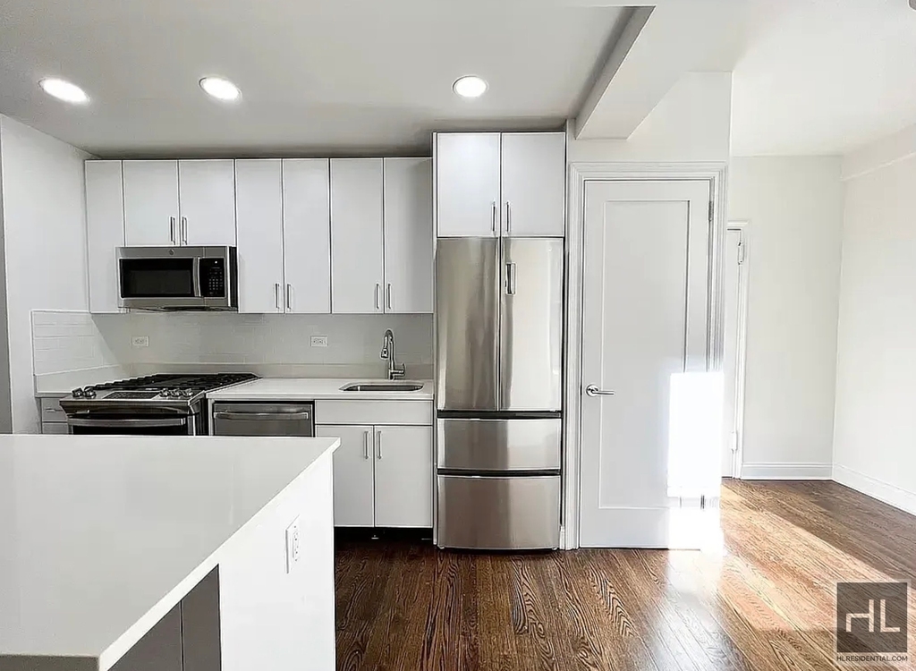 West 68 Street - Photo 1