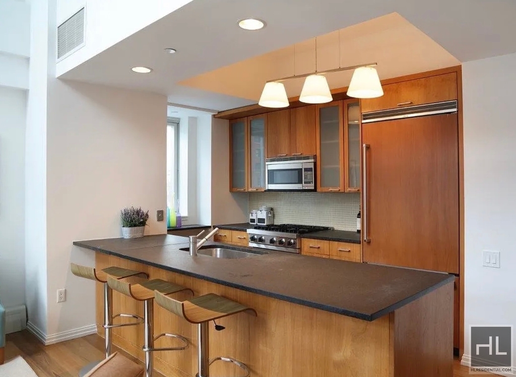 East 59 Street - Photo 2