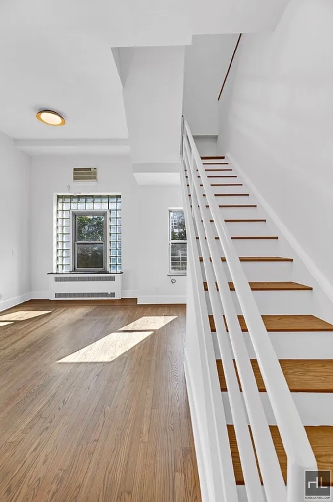 East 31 Street - Photo 2