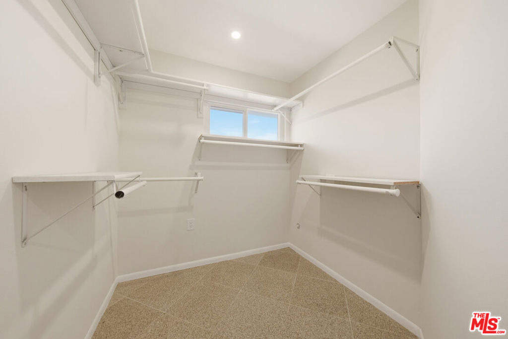 24585 Calvert Street - Photo 32