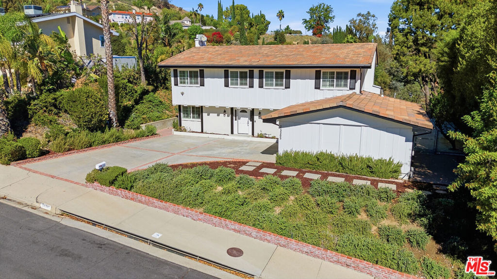 24585 Calvert Street - Photo 37