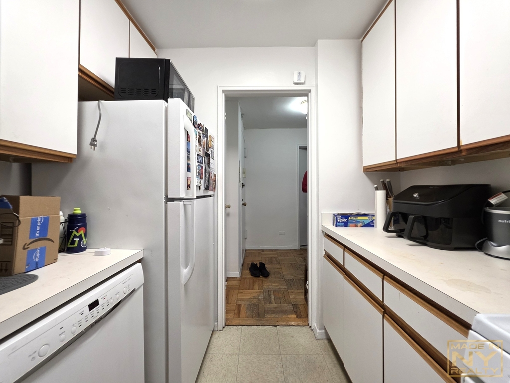 320 W 30th Street - Photo 3