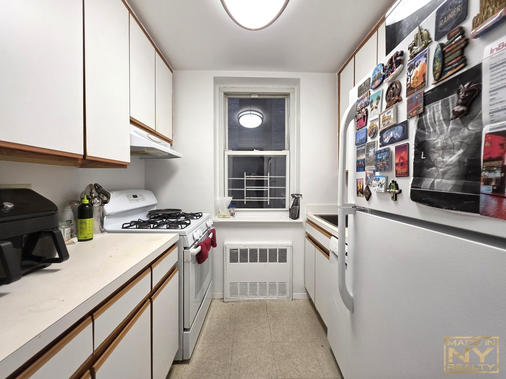 320 W 30th Street - Photo 2