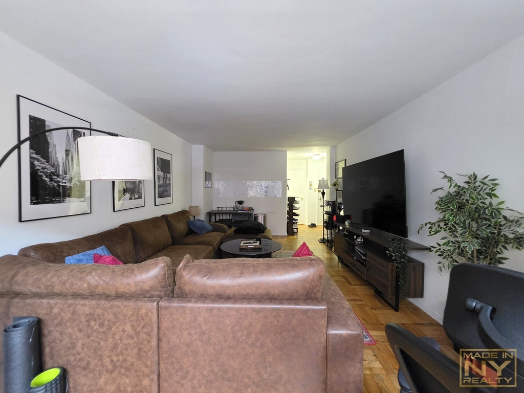 320 W 30th Street - Photo 1