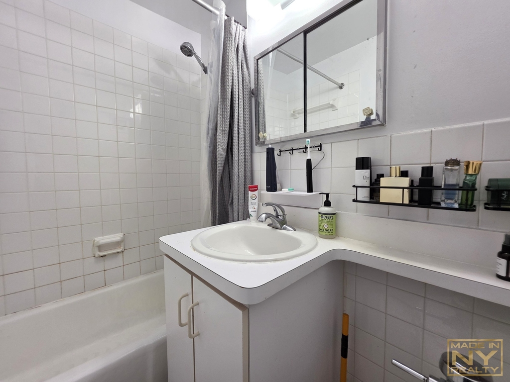 320 W 30th Street - Photo 6