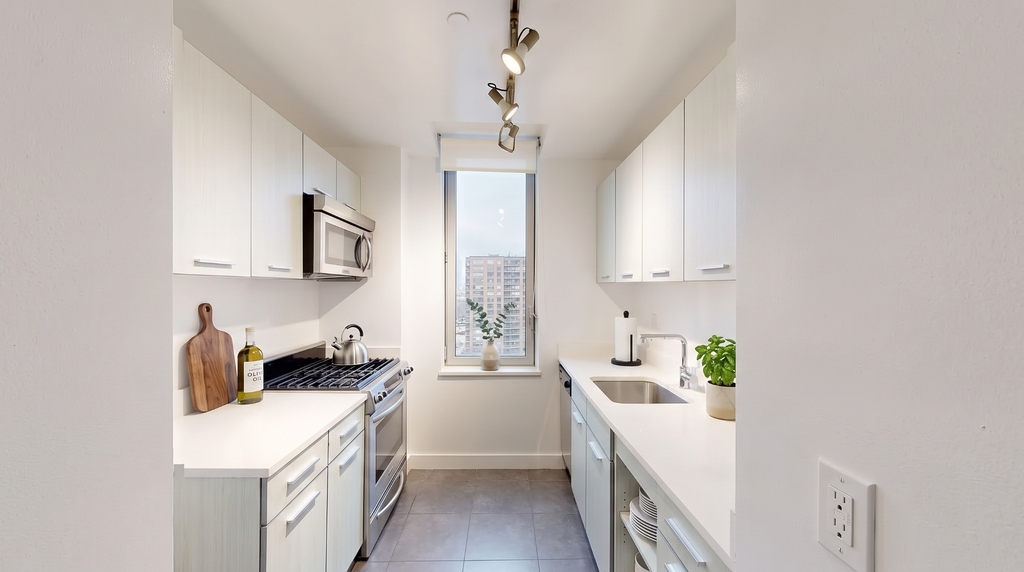 801 Amsterdam Avenue - Photo 2