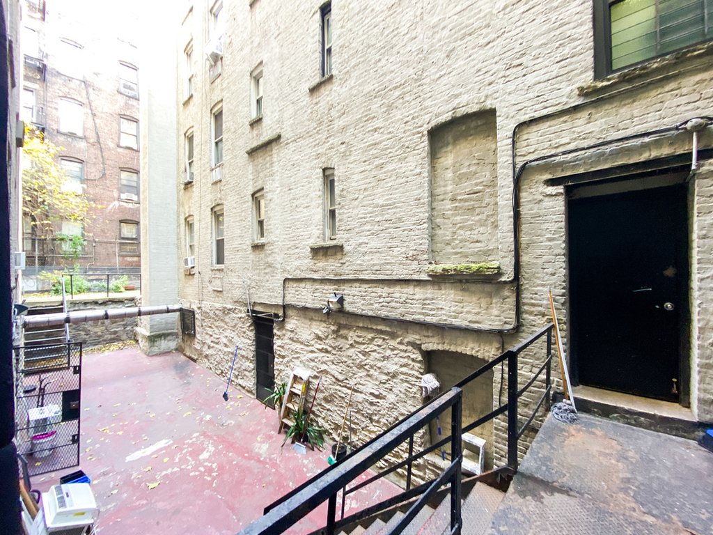 429 West 46th Street - Photo 7