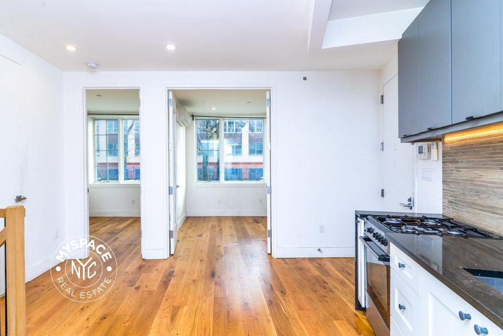 87 Montrose Avenue - Photo 0