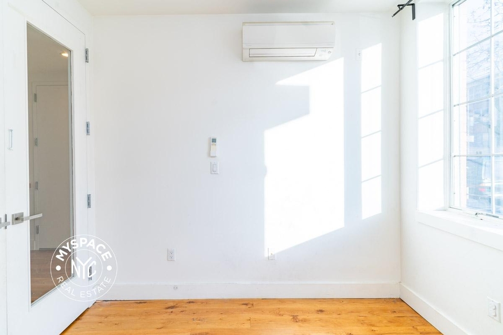87 Montrose Avenue - Photo 2