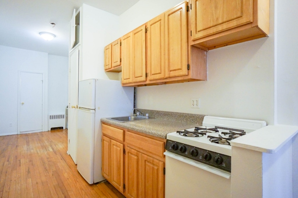 319 E 25th Street - Photo 3