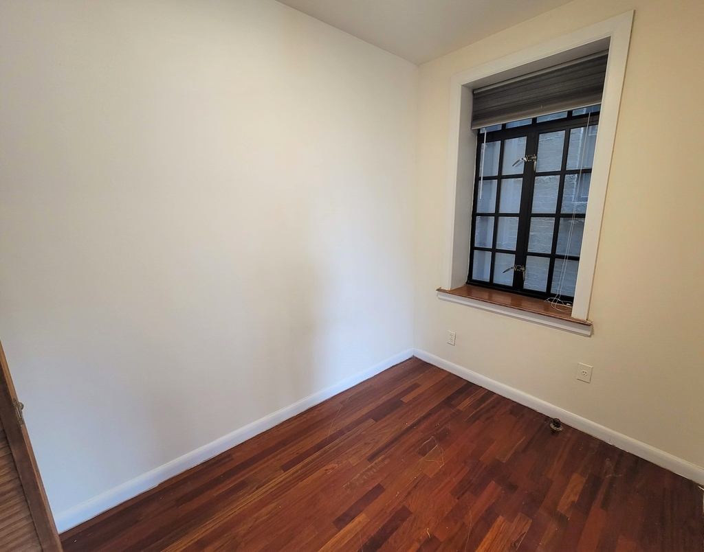 233 W 4th Street - Photo 3