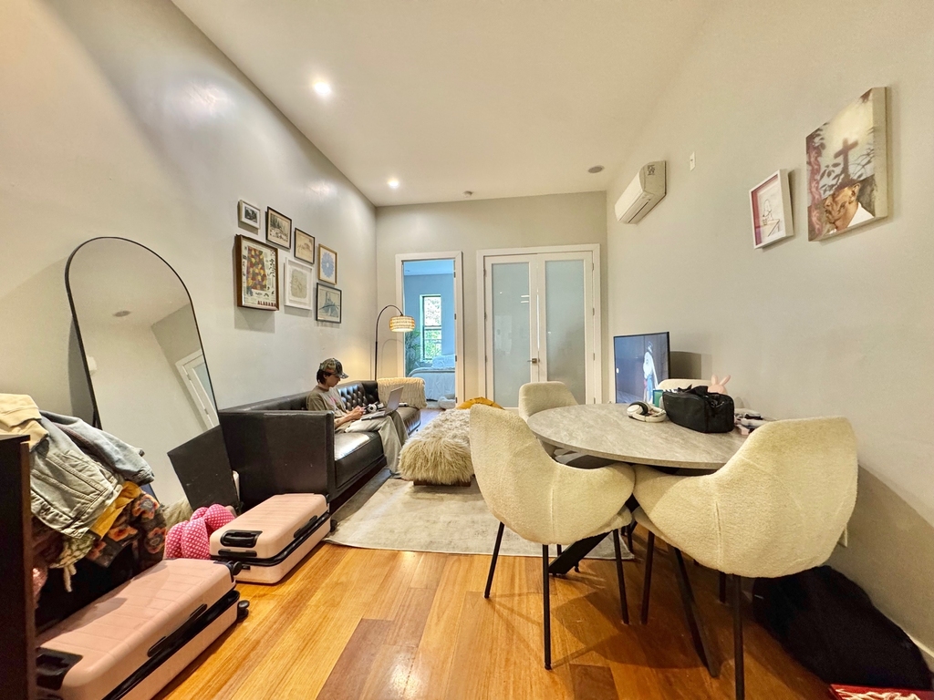 228 Kingsland Avenue - Photo 0