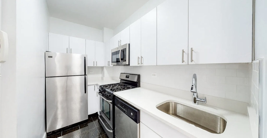 96 5th Avenue - Photo 2