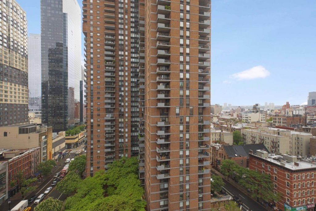 360 West 43rd Street - Photo 3