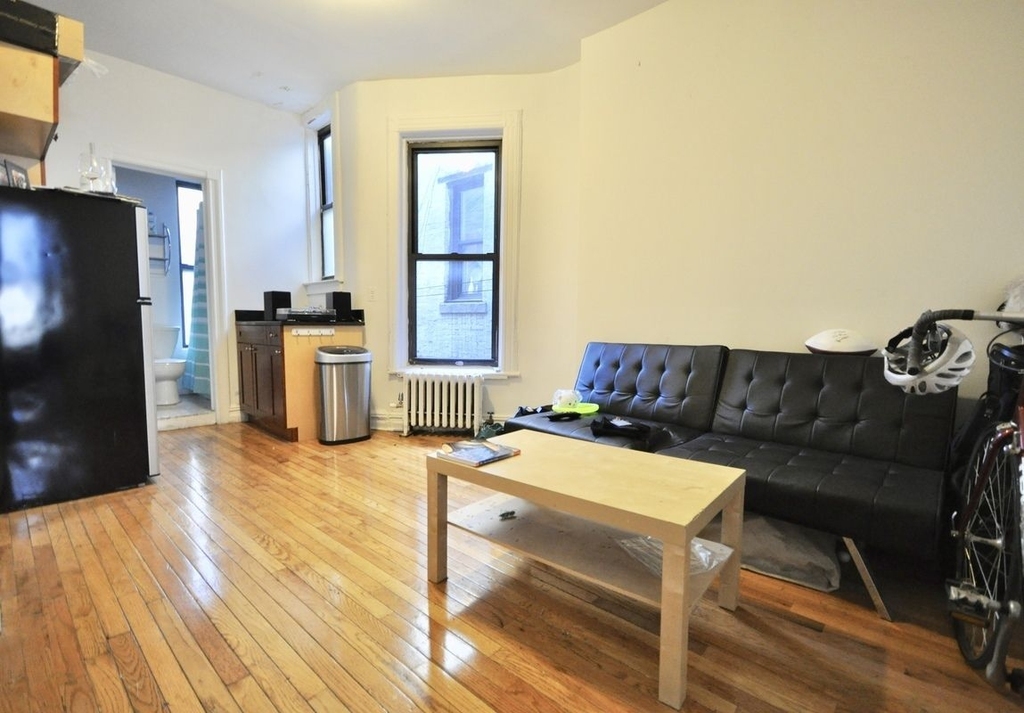 Thompson & Bleecker - Photo 1