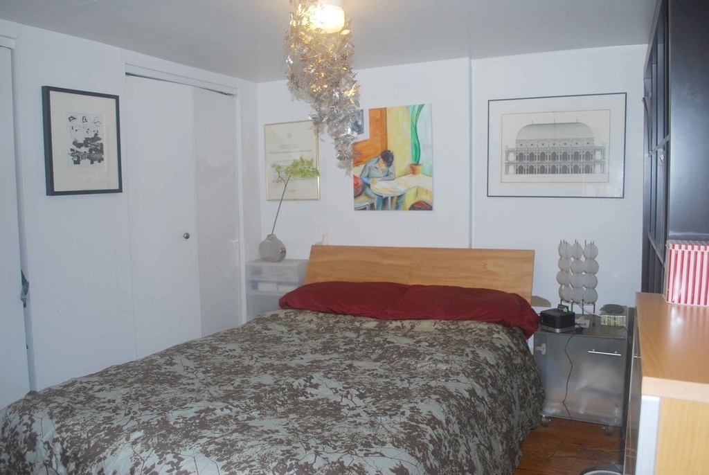 Greenwich St & Christopher  - Photo 1