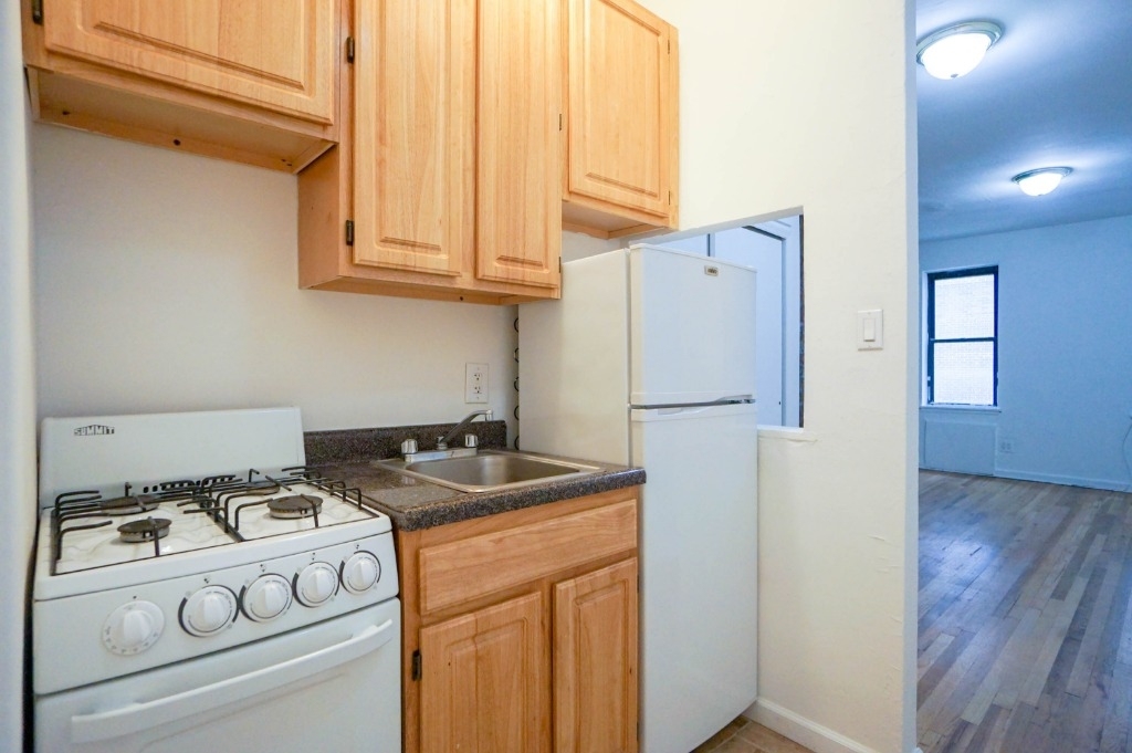 319 E 25th Street - Photo 2