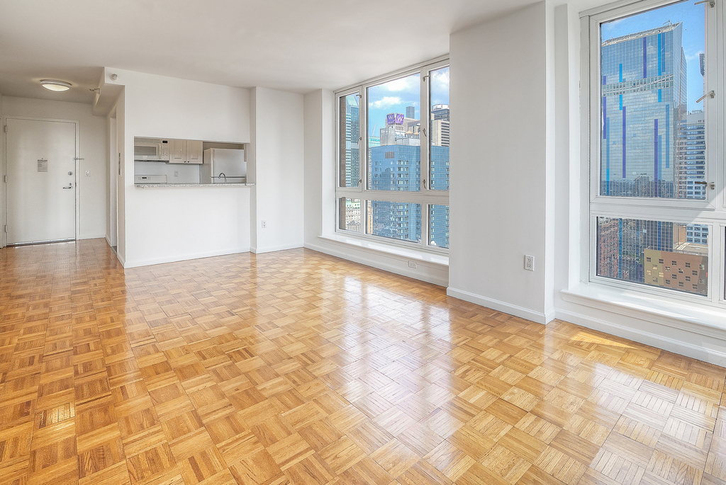 W 43 St. No Fee!! + Free Month  Gross $2600 - Photo 2