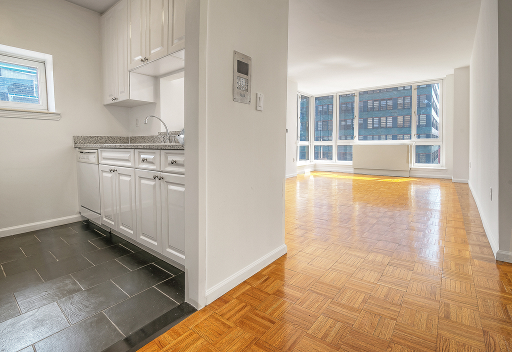 W 43 St. No Fee!! + Free Month  Gross $2600 - Photo 1