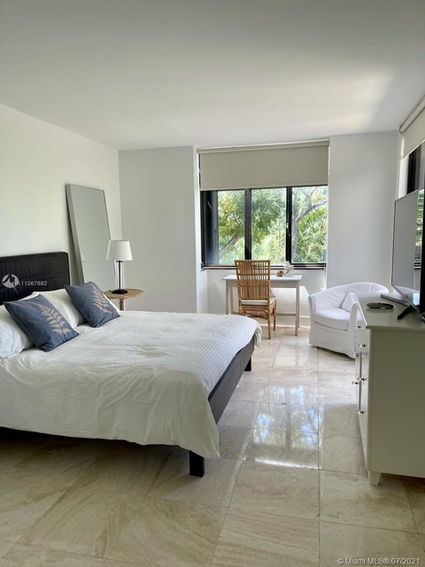 3 Bedrooms, Village of Key Biscayne Rental in Miami, FL for $3,000 - Photo 1