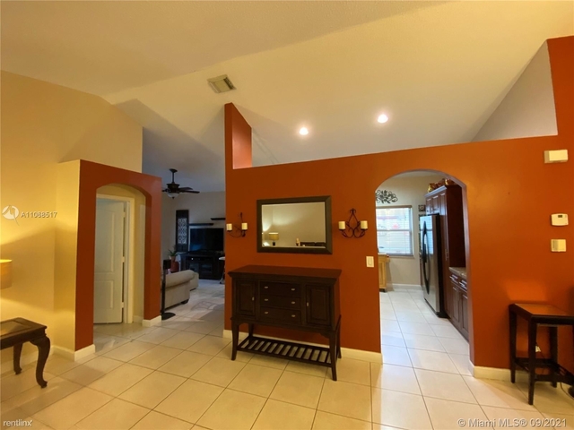 3 Bedrooms, Huntington Rental in Miami, FL for $3,000 - Photo 1