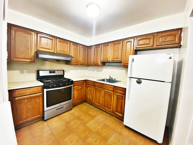 3 Bedrooms, Gravesend Rental in NYC for $2,250 - Photo 1