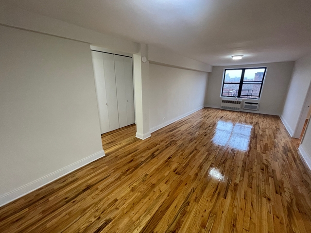 2 Bedrooms, Forest Hills Rental in NYC for $2,400 - Photo 1