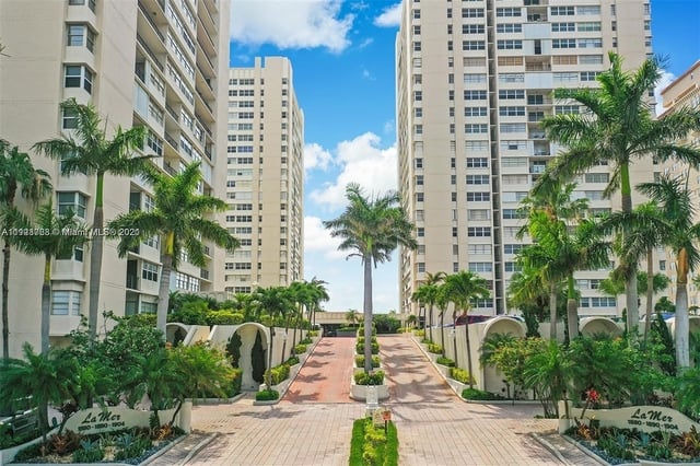 2 Bedrooms, Hallandale Beach Rental in Miami, FL for $3,000 - Photo 1