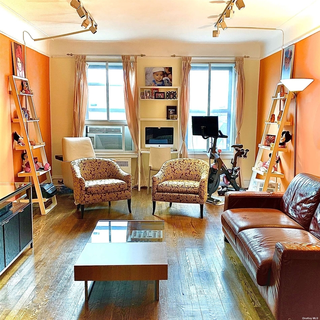 2 Bedrooms, Forest Hills Rental in NYC for $3,500 - Photo 1
