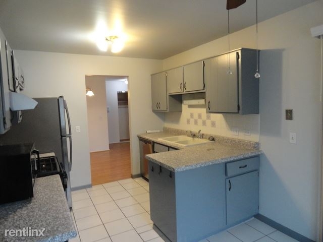 3 Bedrooms, Wheeling Rental in Chicago, IL for $2,050 - Photo 1