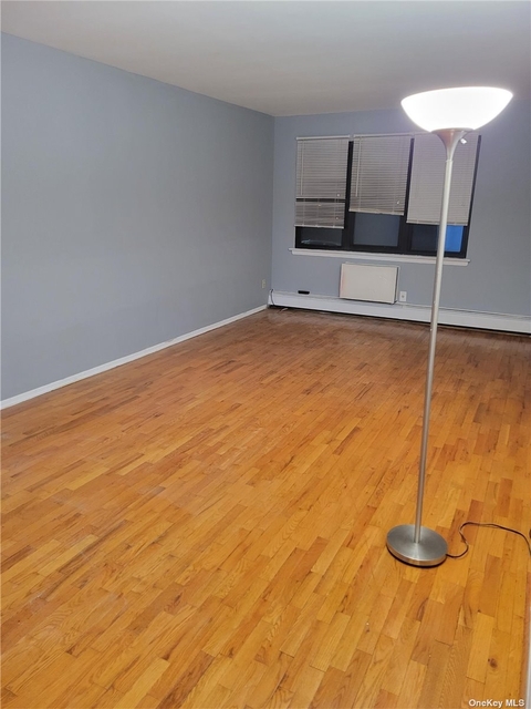 2 Bedrooms, Douglaston Rental in Long Island, NY for $2,600 - Photo 1