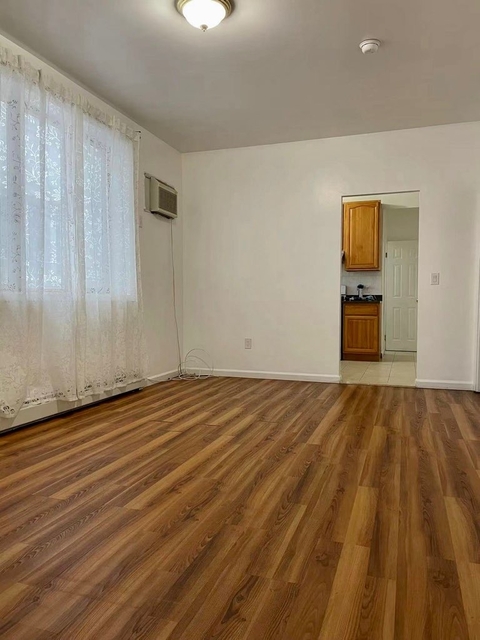 3 Bedrooms, Gravesend Rental in NYC for $2,150 - Photo 1