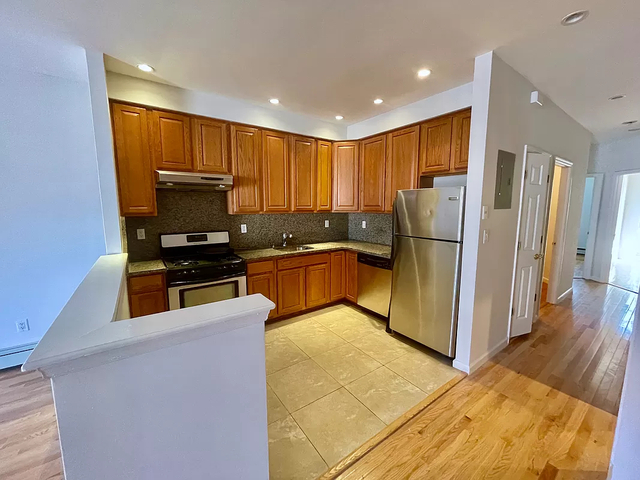 2 Bedrooms, Dyker Heights Rental in NYC for $2,300 - Photo 1