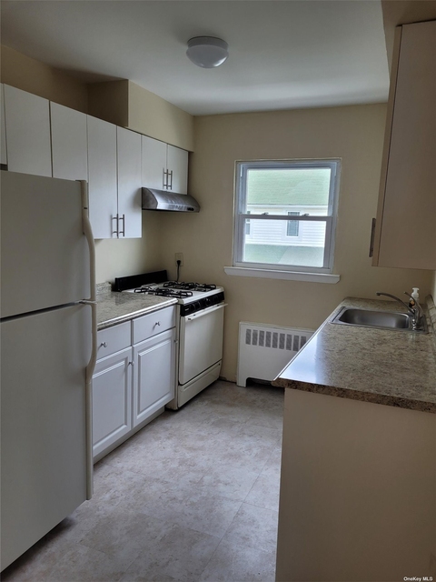 2 Bedrooms, Lynbrook Rental in Long Island, NY for $2,500 - Photo 1