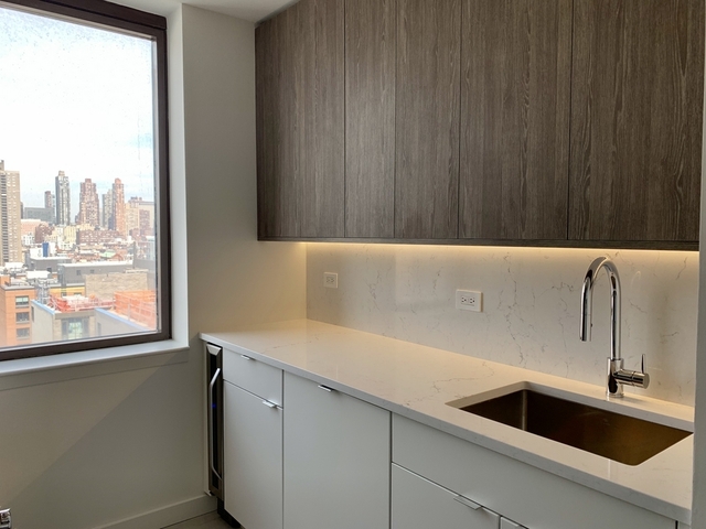 2 Bedrooms, Hell's Kitchen Rental in NYC for $5,846 - Photo 1