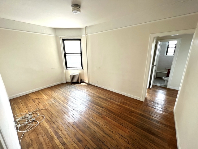 4 Bedrooms, Steinway Rental in NYC for $2,800 - Photo 1