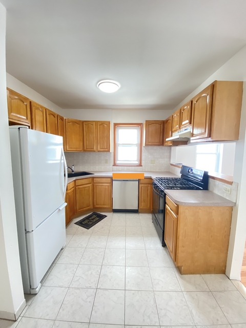 2 Bedrooms, Dyker Heights Rental in NYC for $2,500 - Photo 1