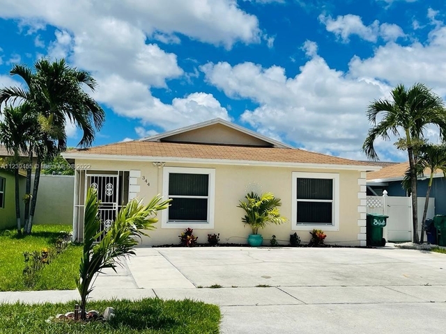 3 Bedrooms, Cloverleaf Gardens Duplexes Rental in Miami, FL for $3,000 - Photo 1