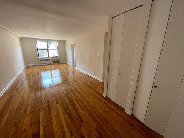2 Bedrooms, Forest Hills Rental in NYC for $2,400 - Photo 1